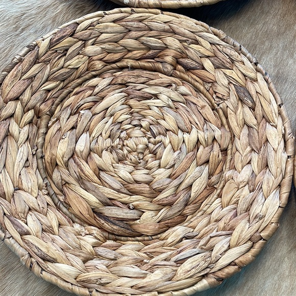 EUC Natural woven round plate chargers set of six - Picture 3 of 10